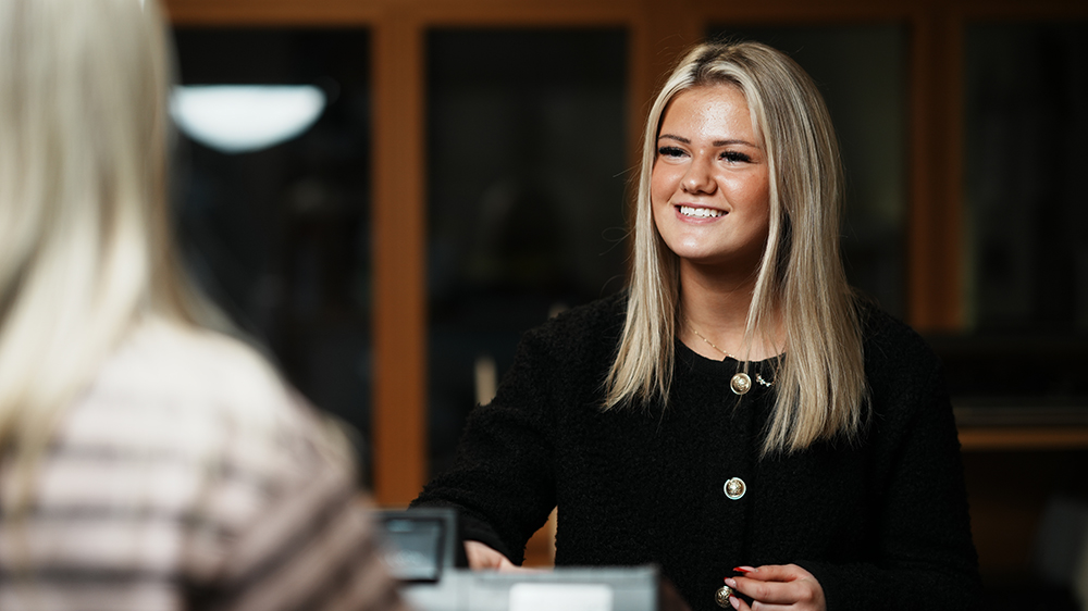 Bild på en person som arbetar inom försäljning