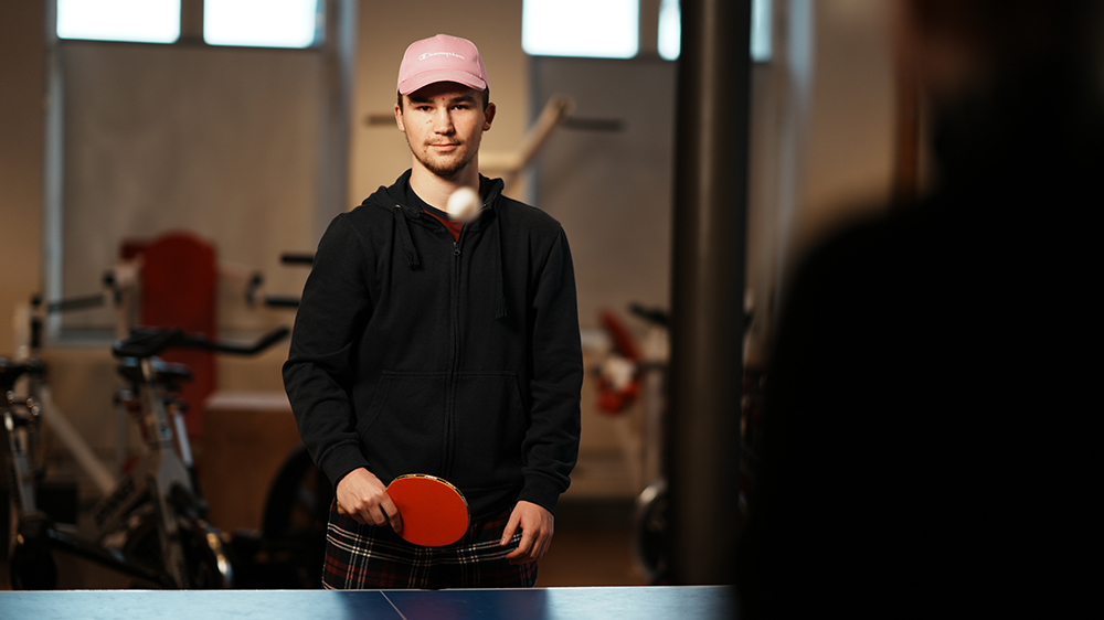 Bild på person som spelar pingis.