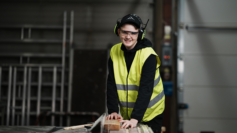 Bild på en person som arbetar inom byggteknik