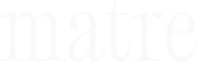 Logo van Matre met witte letters op een transparante achtergrond.