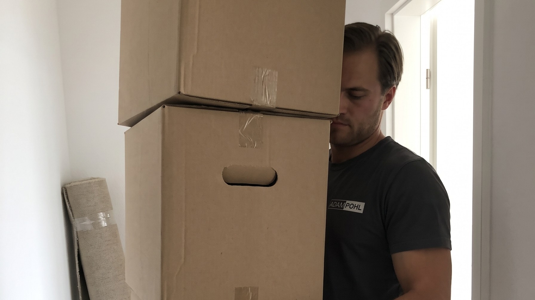 Umzugskartons werden bei einer Wohnungsauflösung getragen, Adam Pohl Haushaltsauflösungen
