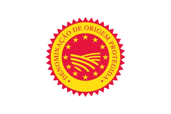 Selo vermelho e amarelo com texto 'Denominação de Origem Protegida' em círculo e estrelas ao redor de linhas onduladas no centro.