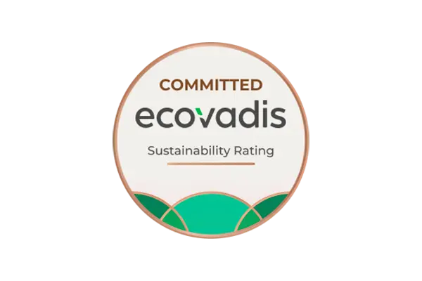 Distintivo redondo da EcoVadis com texto 'Committed ecovadis Sustainability Rating' e design gráfico verde na parte inferior.