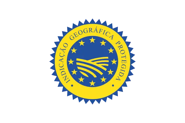 Selo azul e amarelo com texto indicando Indicação Geográfica Protegida e estrelas em círculo.
