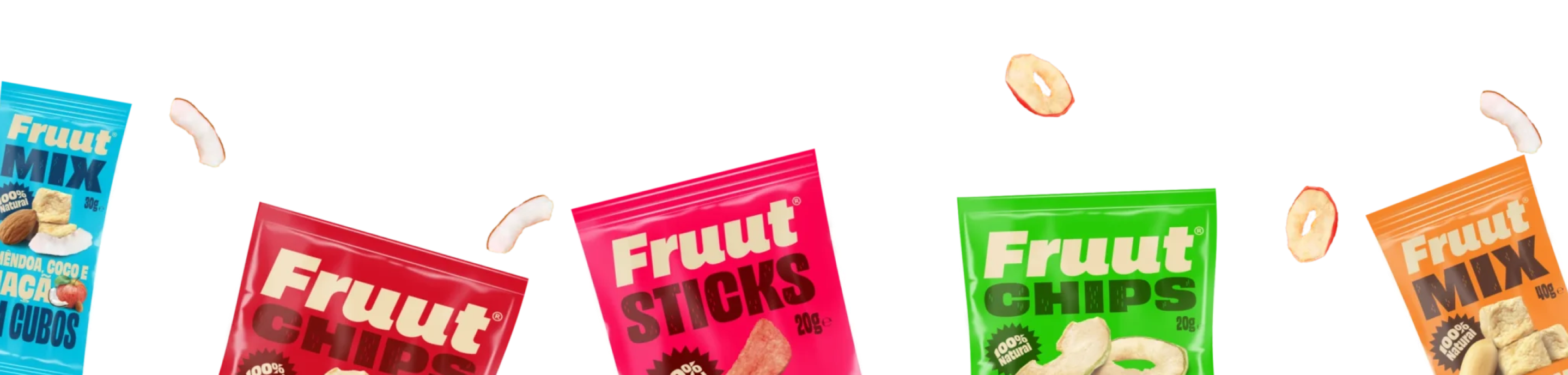 Pacotes coloridos de snacks Fruut flutuando sobre um fundo preto, com pedaços de fruta desidratada espalhados.