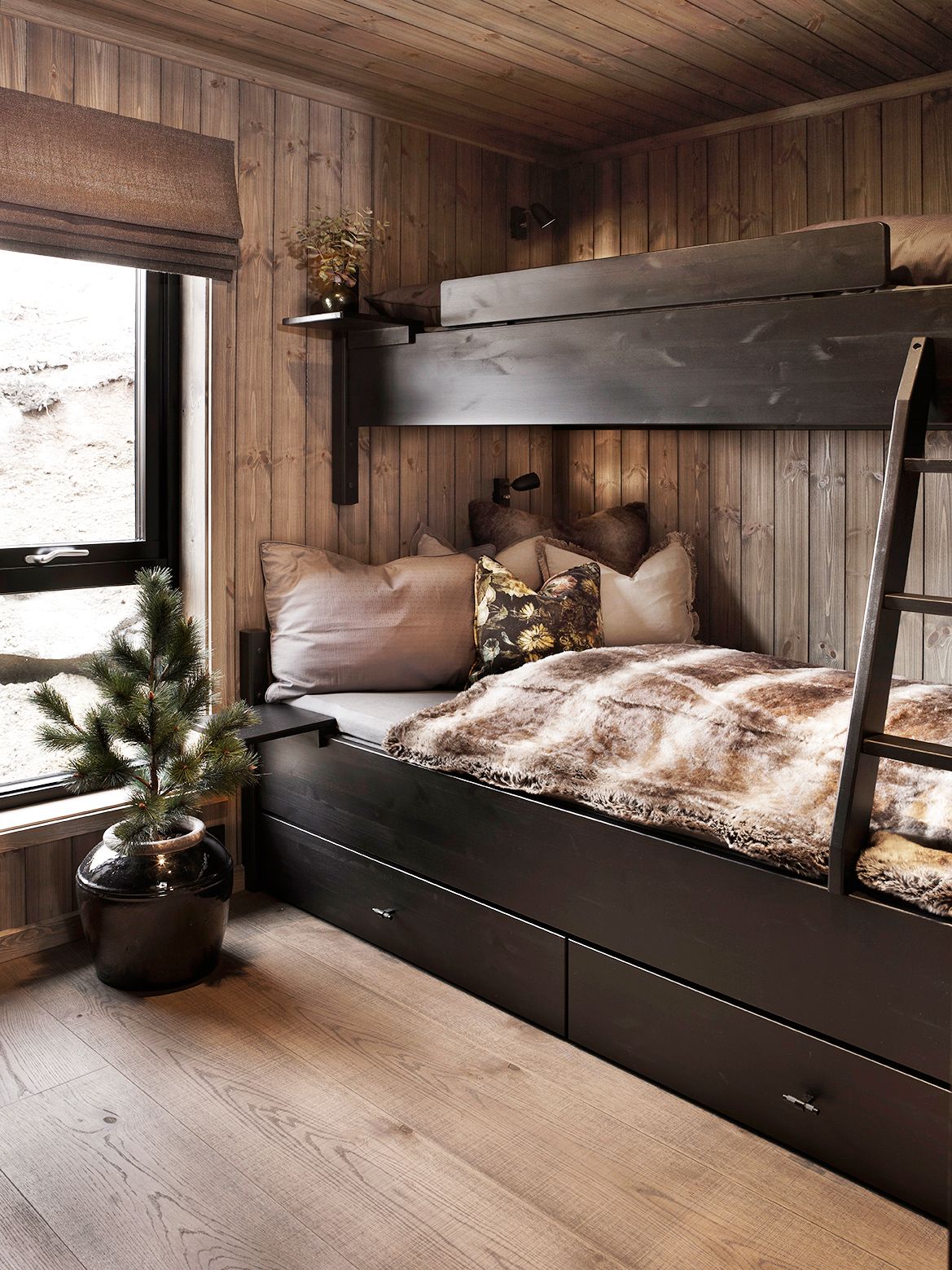 Holmgård plassbygd seng, kullsort.jpg