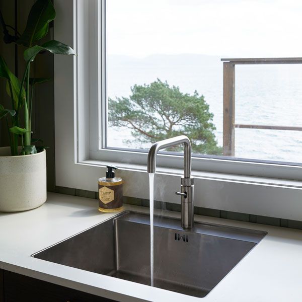 Detalj av vask og kran på kjøkken