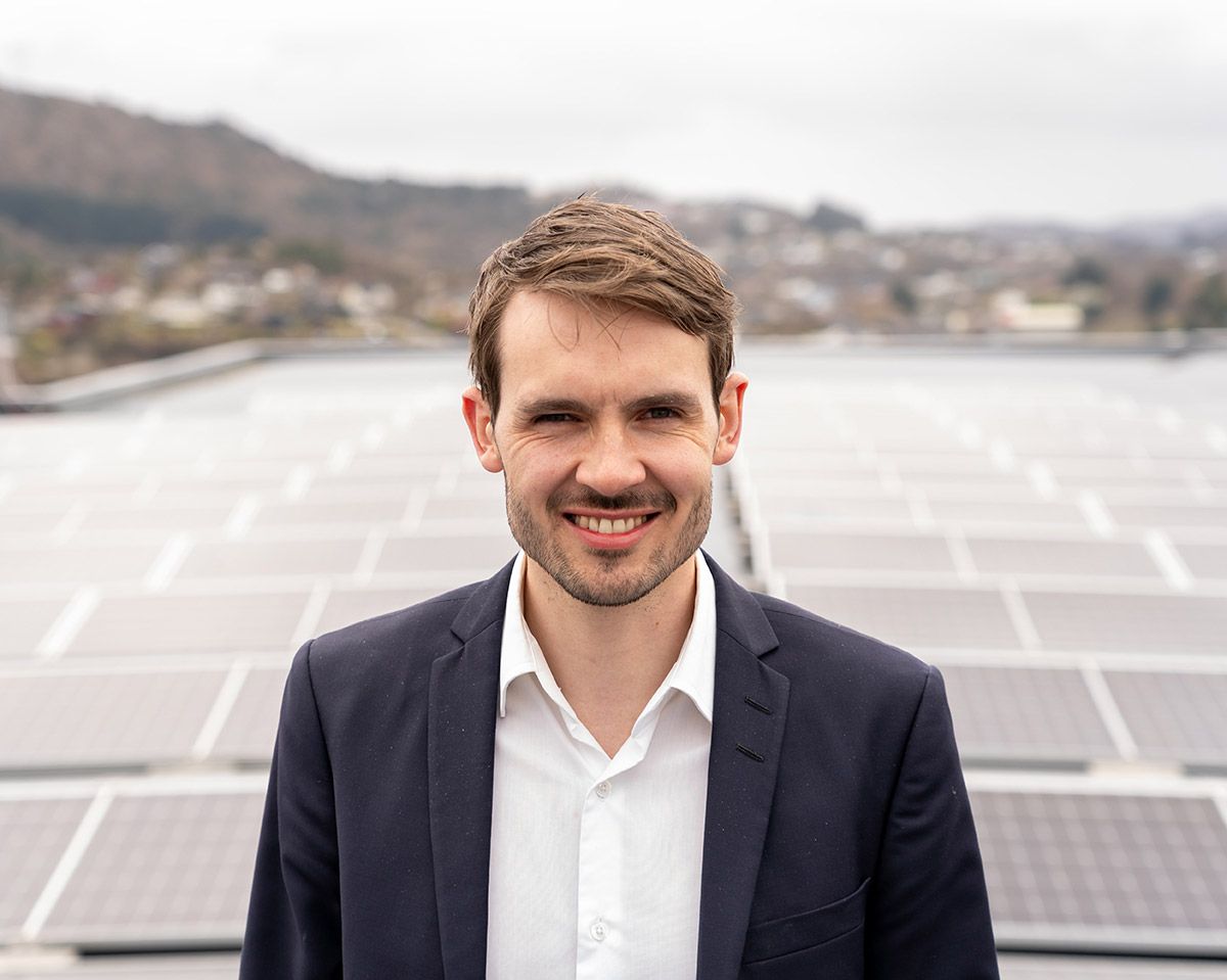 Beredskap: Batteriløsning sammen med solceller. Anders Lie, salgssjef i Solcellekraft