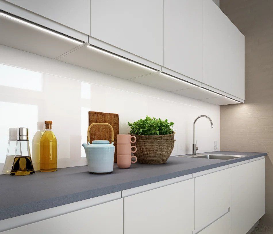 Arbeidslys under overskap på kjøkken