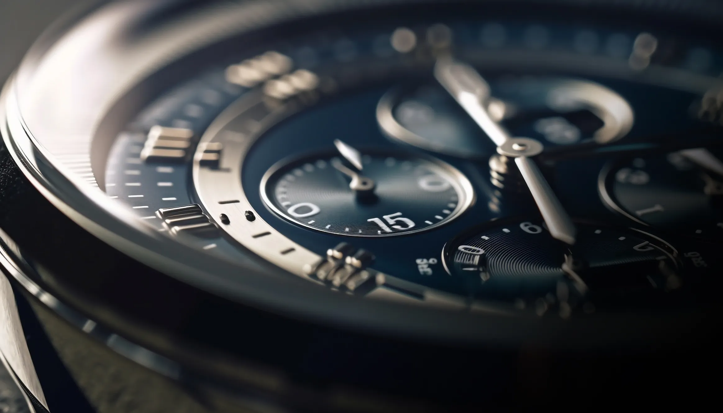 Gros plan d'un cadran bleu de montre de luxe à chronographe, achat de montres haut de gamme