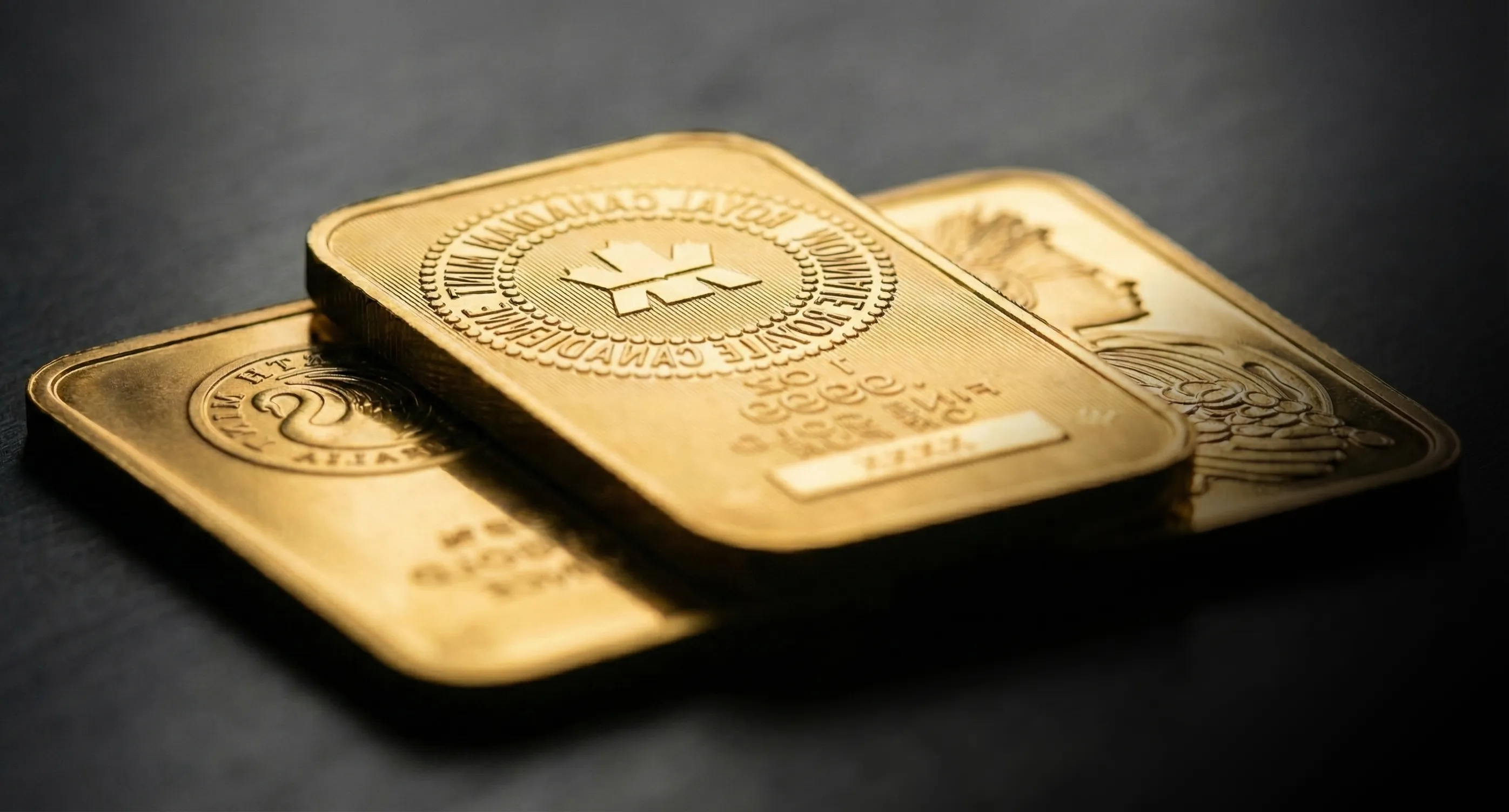 Lingots d'or de la Monnaie royale canadienne empilés sur fond noir, métal précieux acheté comptant