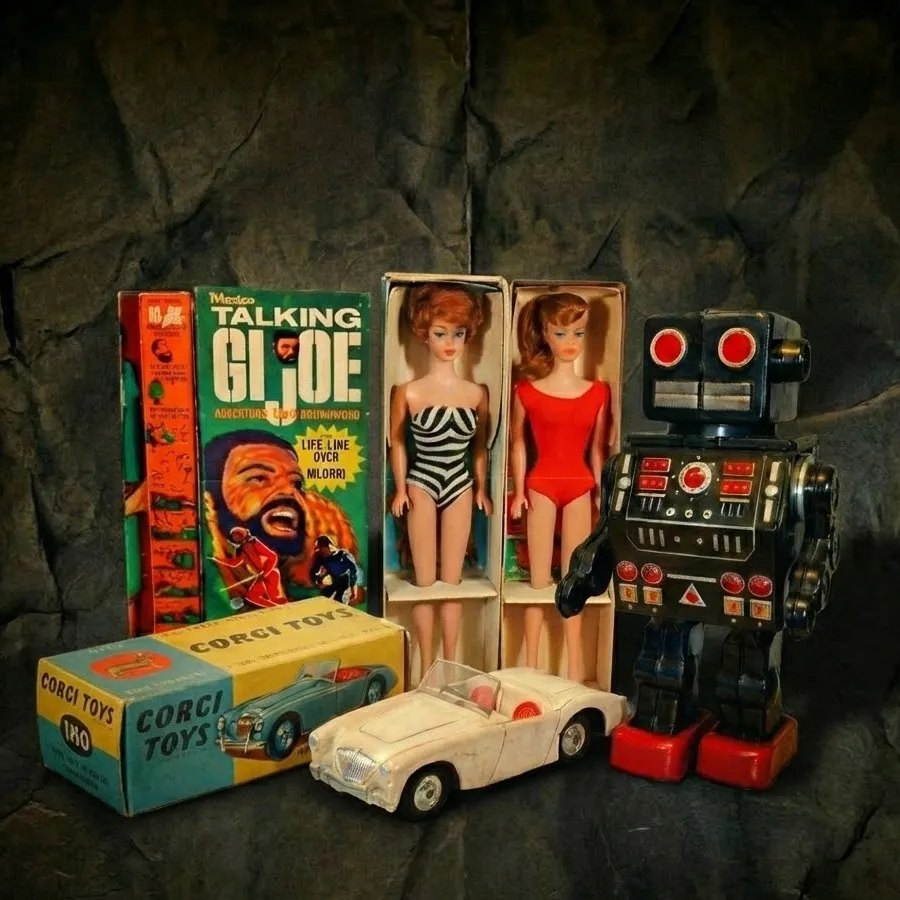 Jouets vintage de collection: poupées, robot en tôle, voiture Corgi et boîte GI Joe