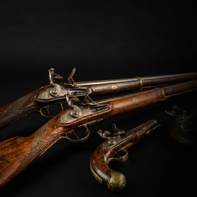 Pistolets à silex anciens à crosse de bois gravée, armes antiques de collection