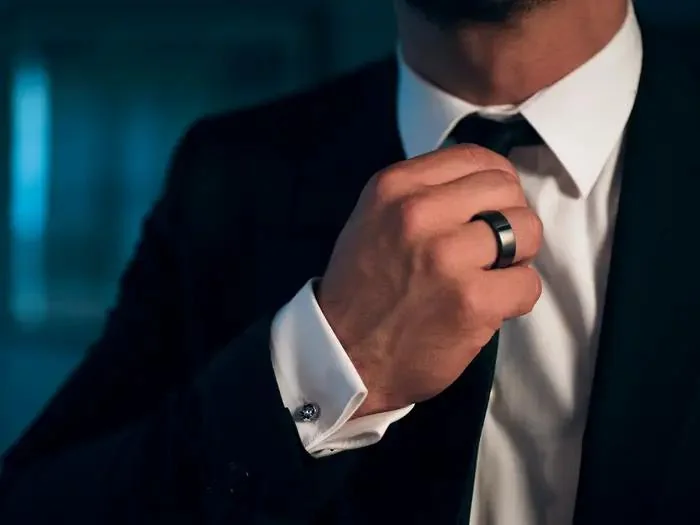 Man wearing ring.