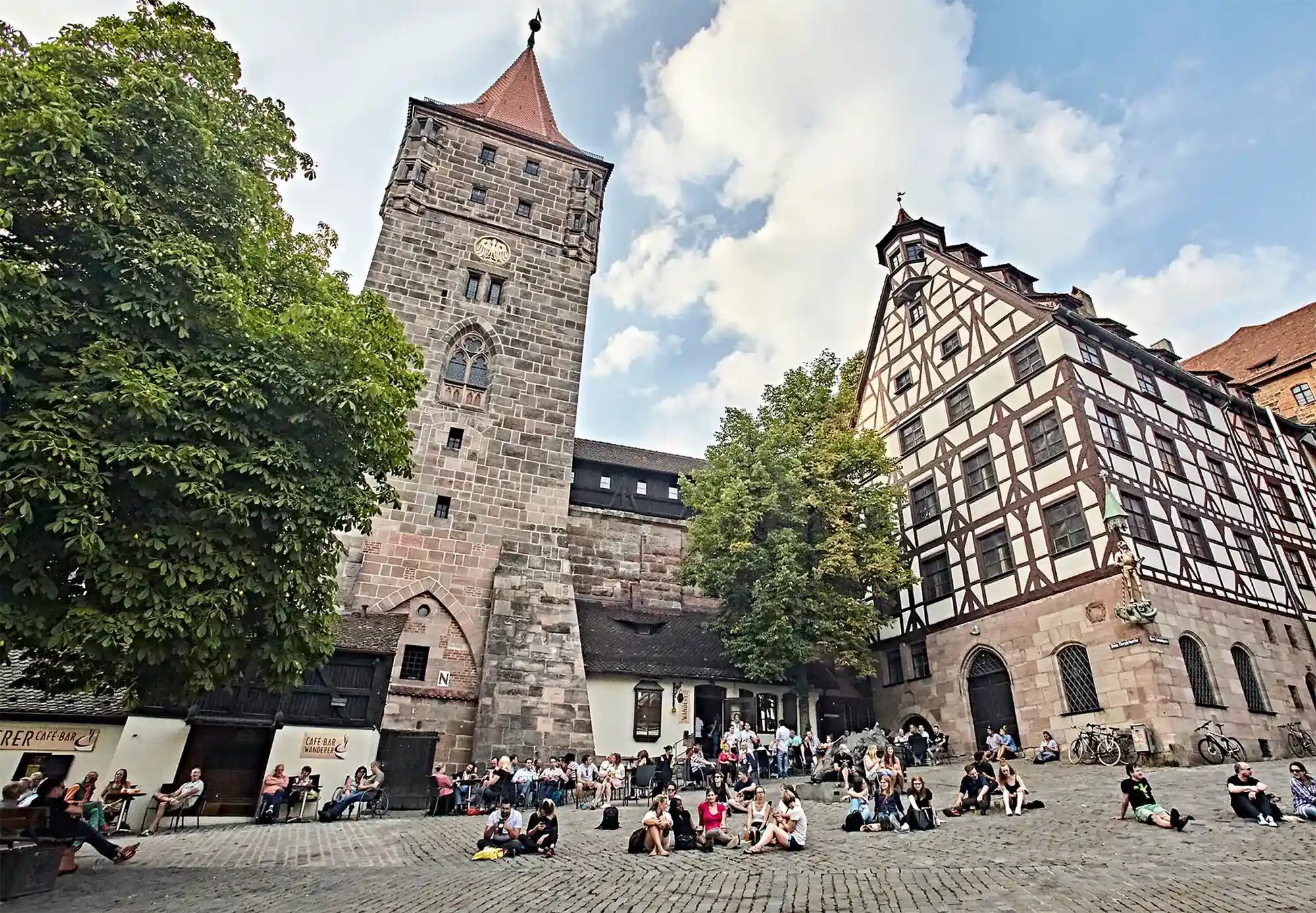 Historische Altstadt von Nürnberg mit Cafes, ideal für entspannte Stadtbummel und kulturelle Erlebnisse.
