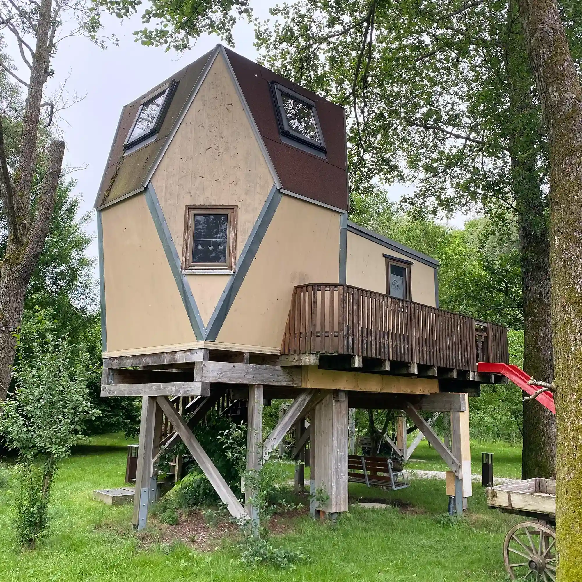 Baumhaus im Grünen; zwischen Augsburg und Ulm. Abenteuer-Urlaub für kleine und große Kinder.