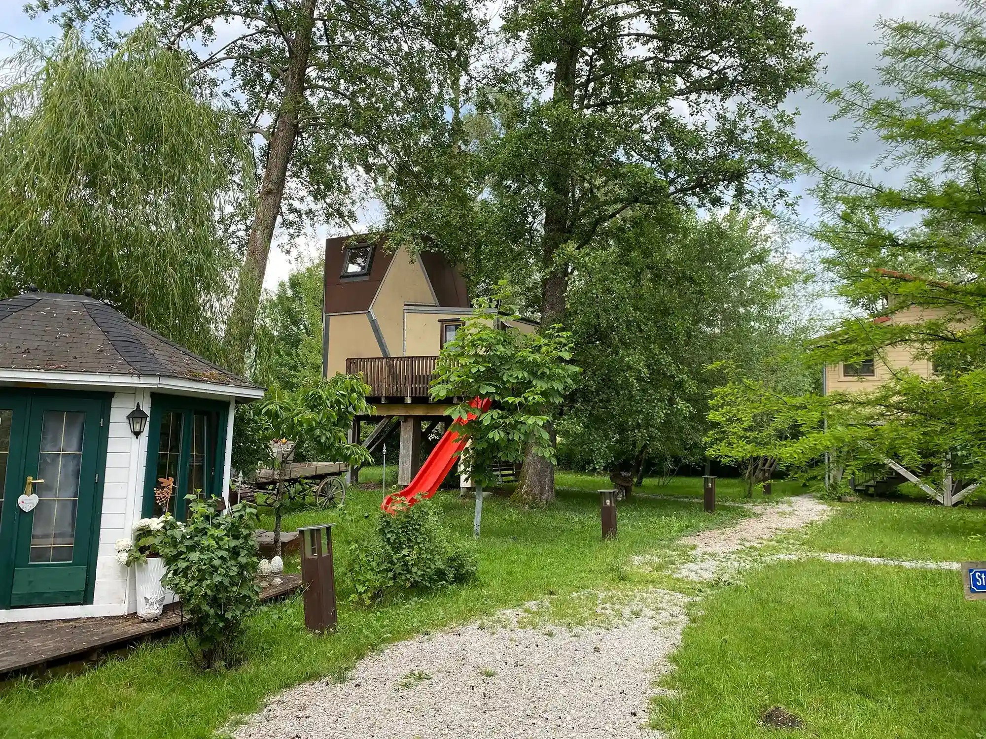 Ein tolles Abenteuer für die Familie in der Natur in einem Baumhaus  zu übernachten