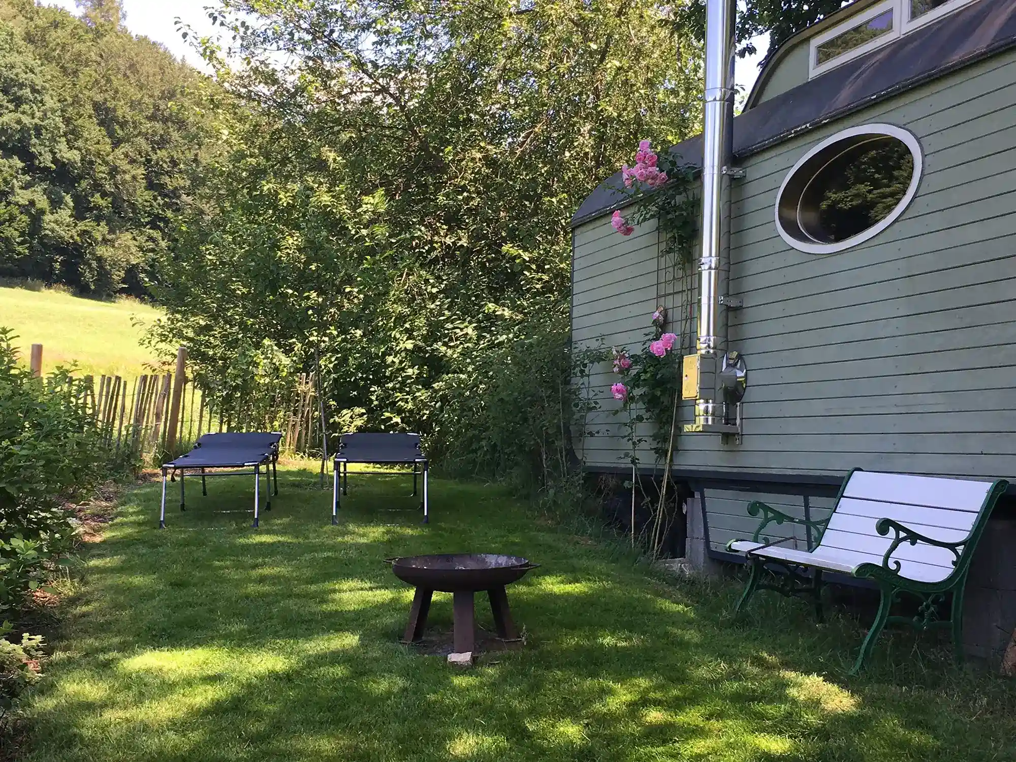 Aussergewöhnlich Übernachten: in einem alten Zirkus-Wagen mitten in der Natur