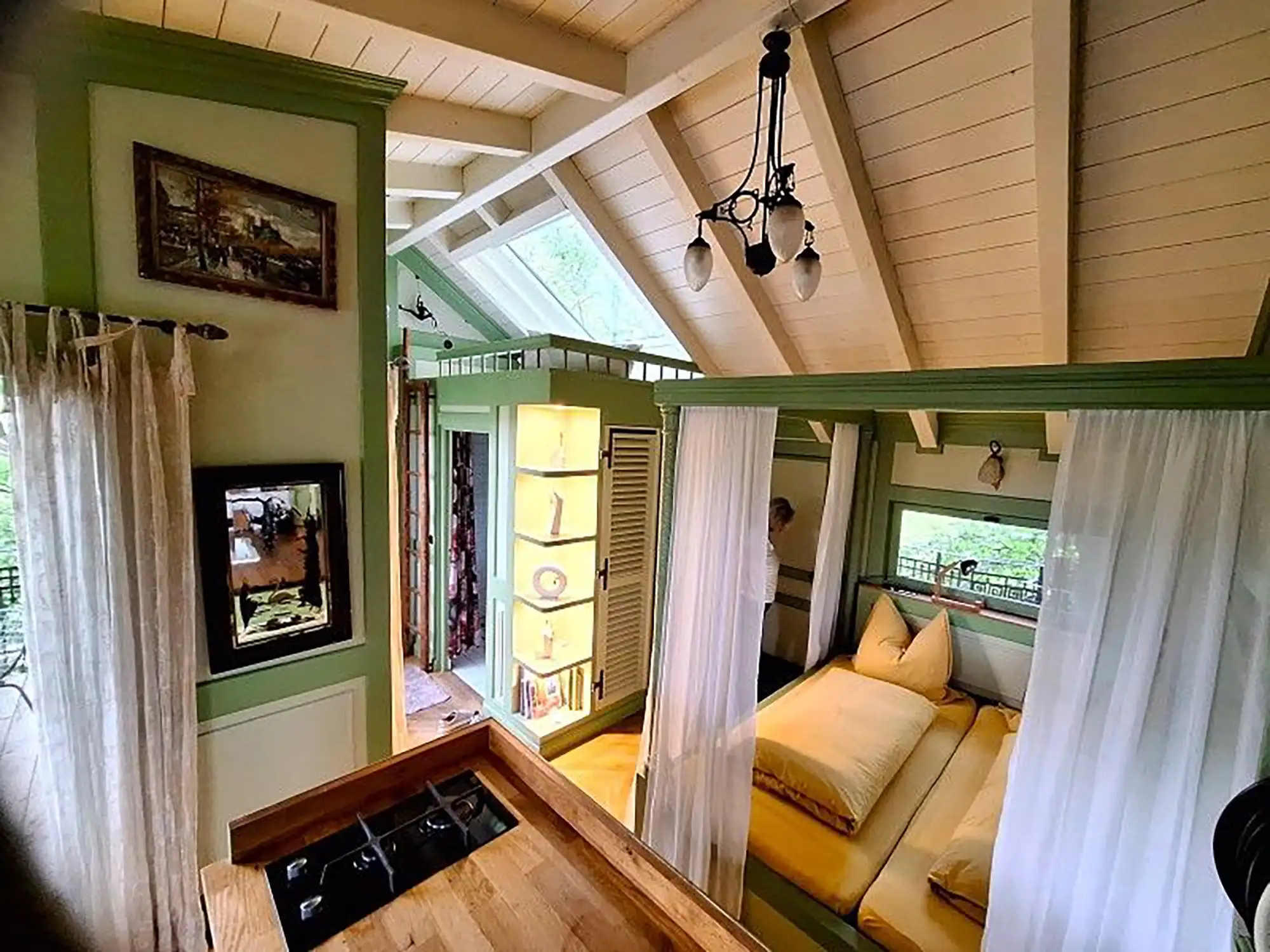 Mitten in den Bäumen in einem Baumhaus mit historischem Charme übernachten 