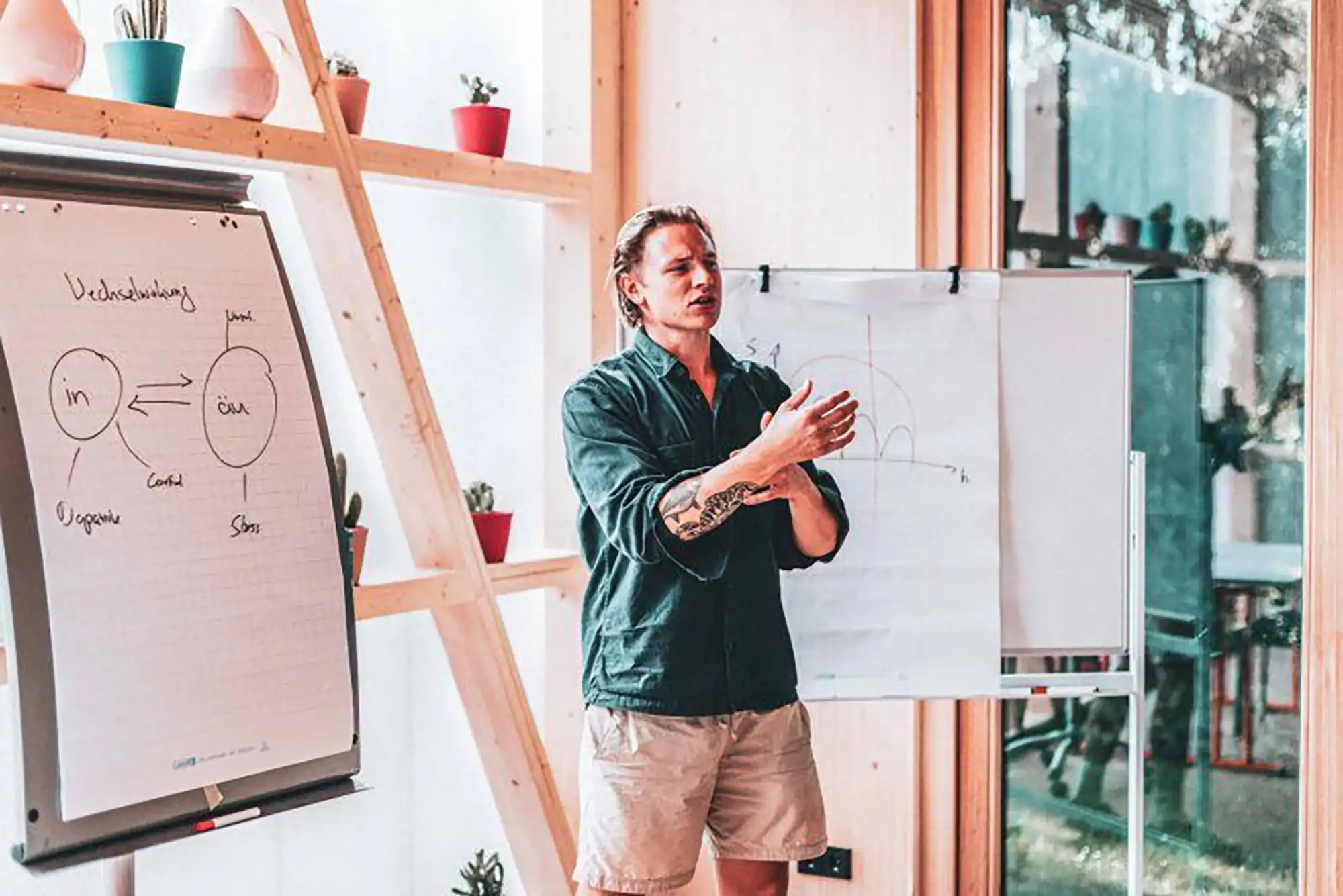 Heller Meetingraum mit Holzelementen und Blick ins Grüne: Raum für Kreativität