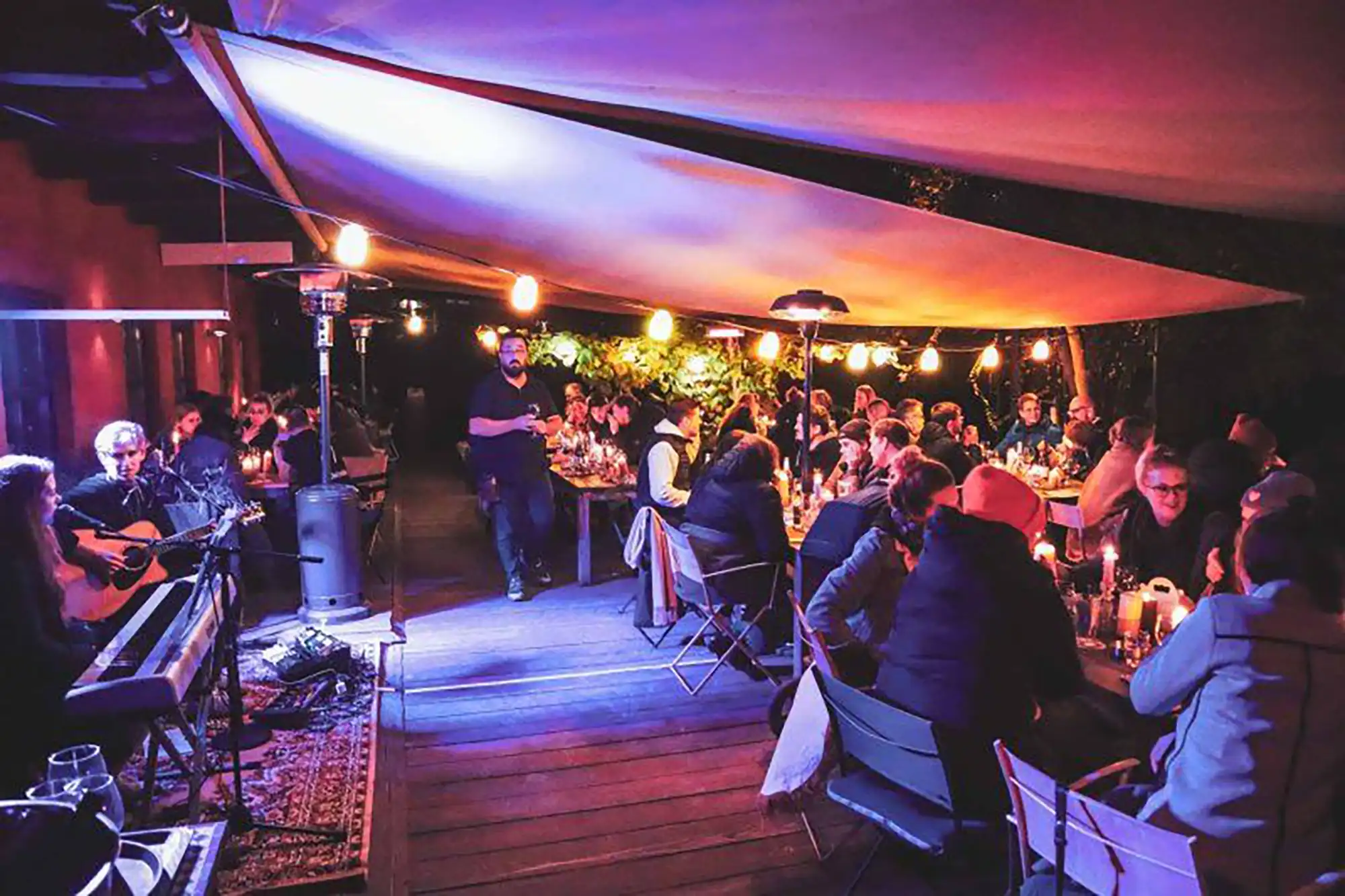 Abendstimmung auf einer Restaurantterrasse bei Live-Musik