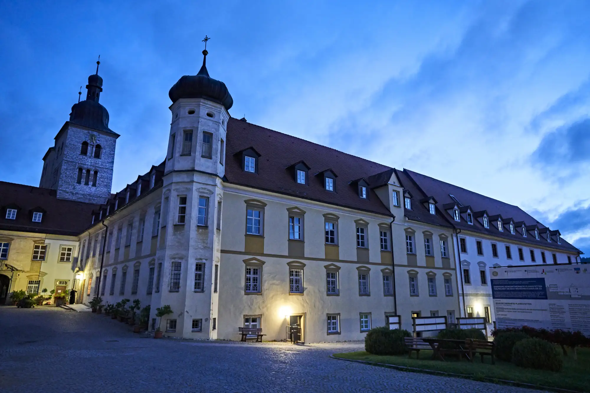 Die Benediktinerabtei Plankstetten in der Abenddämmerung