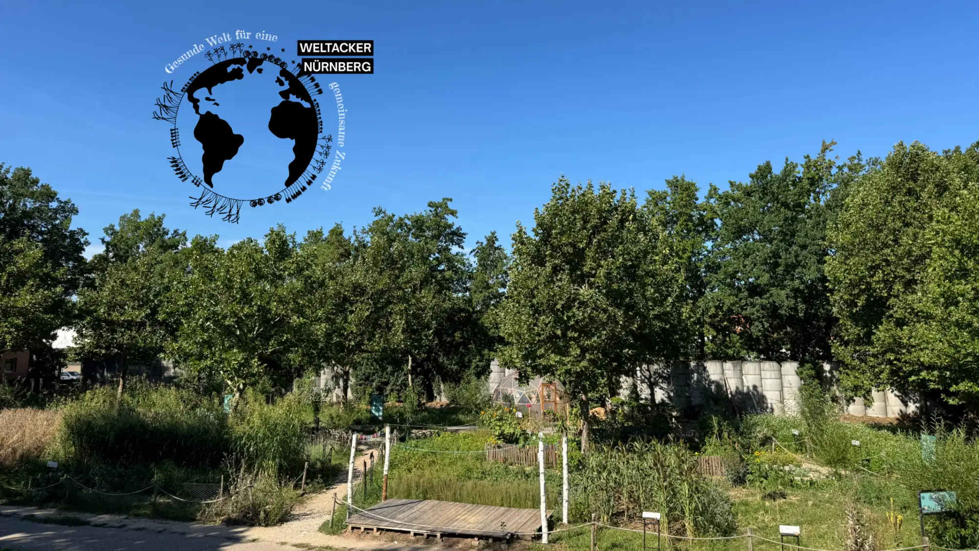 Ansicht vom Weltacker Nürnberg mit dem Slogan "Gesunde Welt für eine gemeinsame Zukunft"