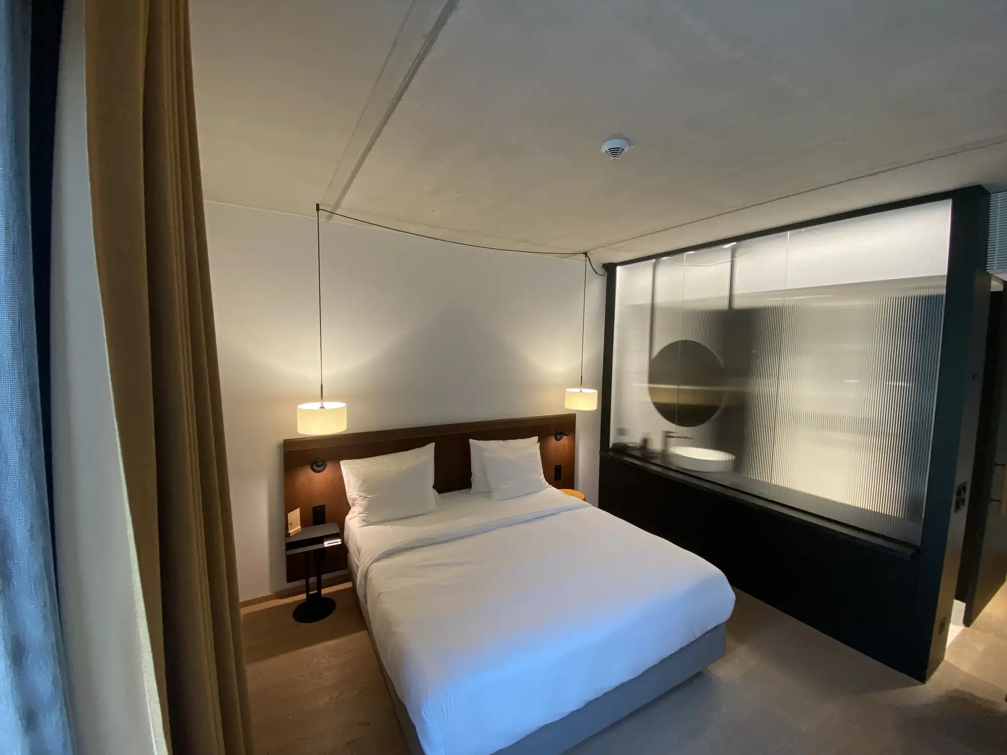 Modernes Doppelzimmer mit Milchglasscheibe zum Bad