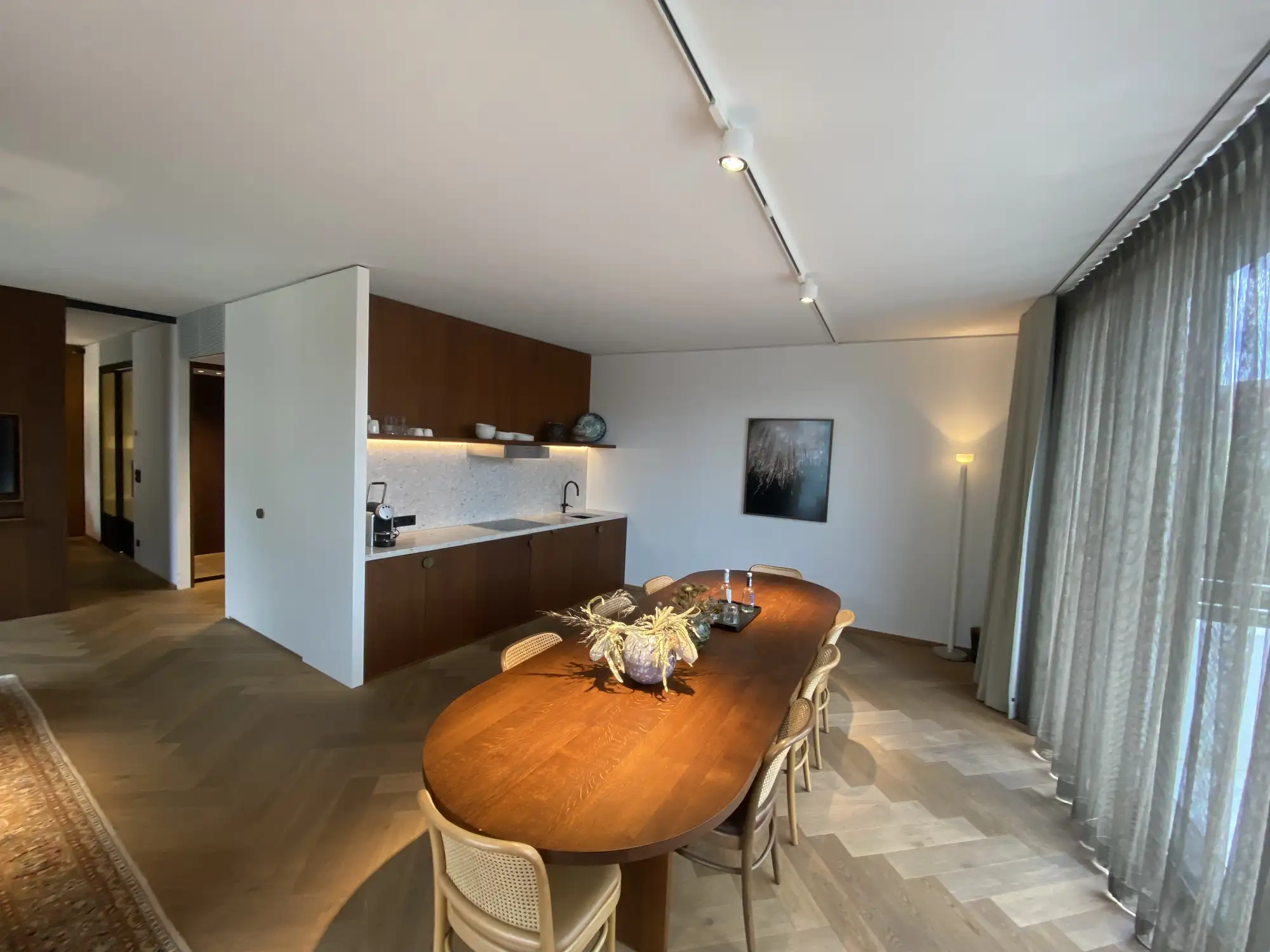 Platz für Teammeetings am ovalen Holztisch