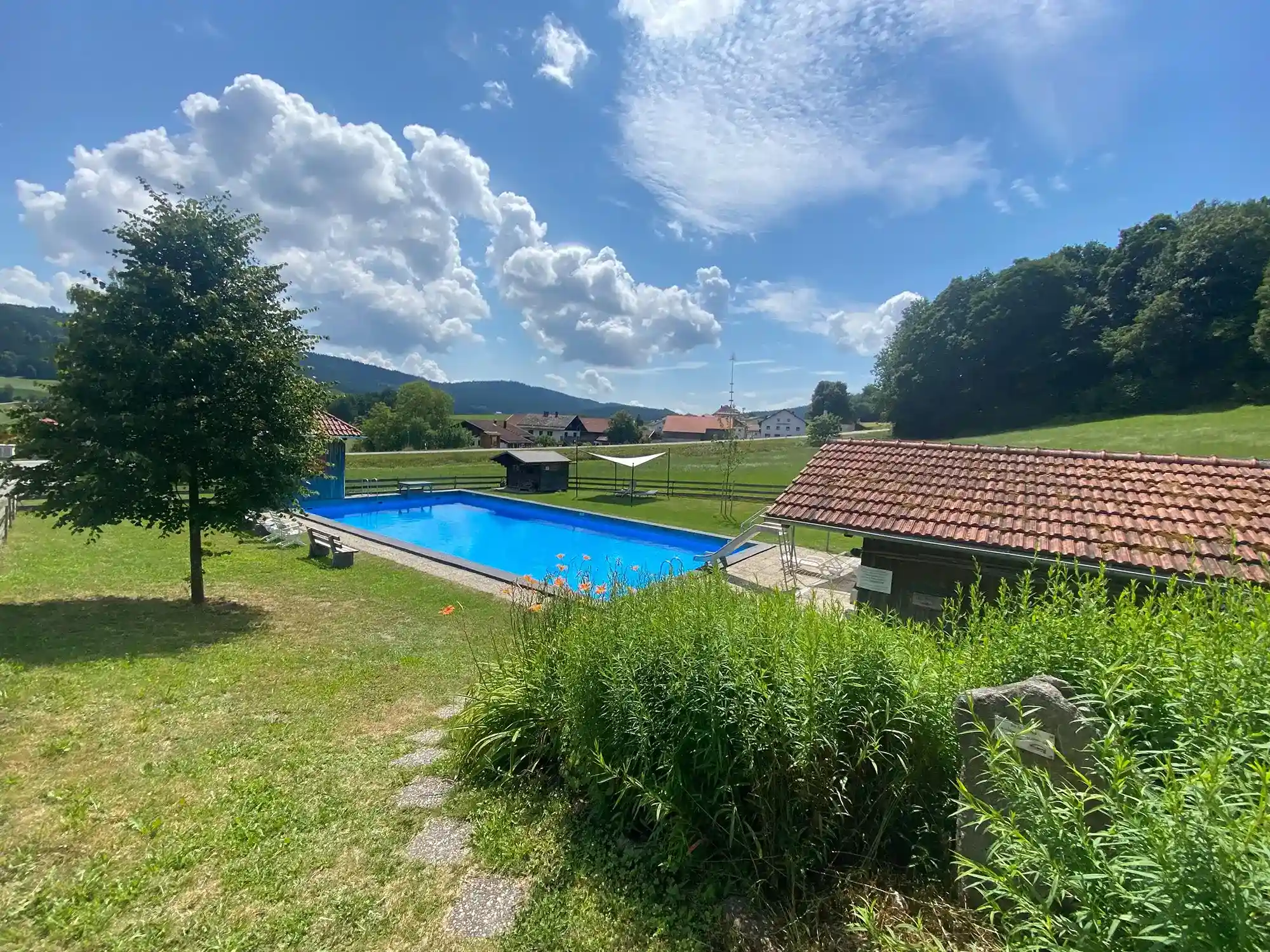Entspannen am Pool mit Blick auf Wälder und HügelHistorische Altstadt von Nürnberg mit Cafes, ideal für entspannte Stadtbummel und kulturelle Erlebnisse.