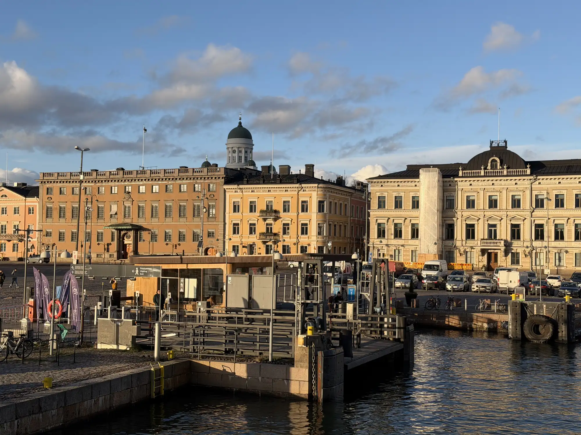 Helsinki mit seiner malerischen Stadt, seinem kleinen Hafenanleger für Fähren u.a. nach Suomenlinna