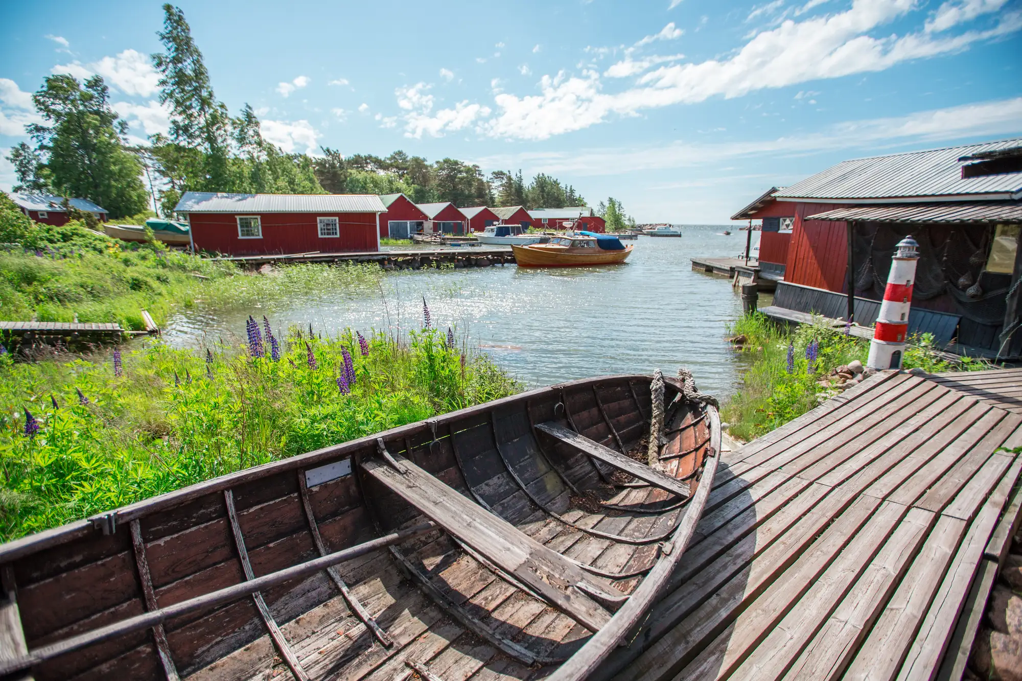 Am Meer bei Loviisa, Kotka, Hermina, mit Blick aufs Wasser und traditionellen roten Holzhütten