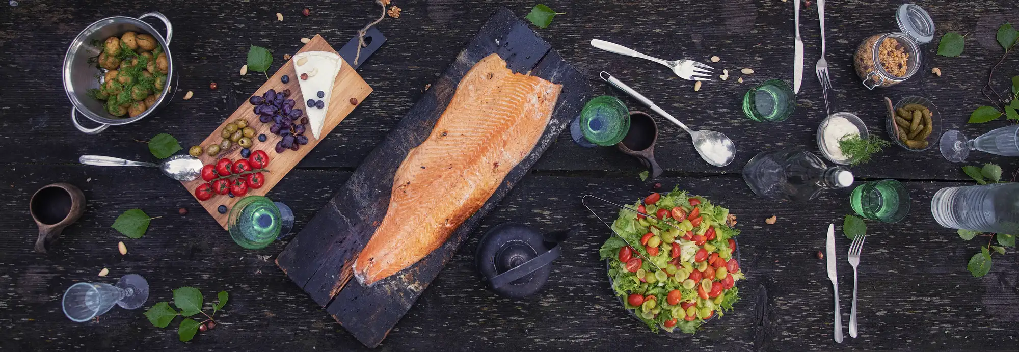 Spezialitäten wie geräucherter Lachs am Lagerfeuer in der Region Kotka