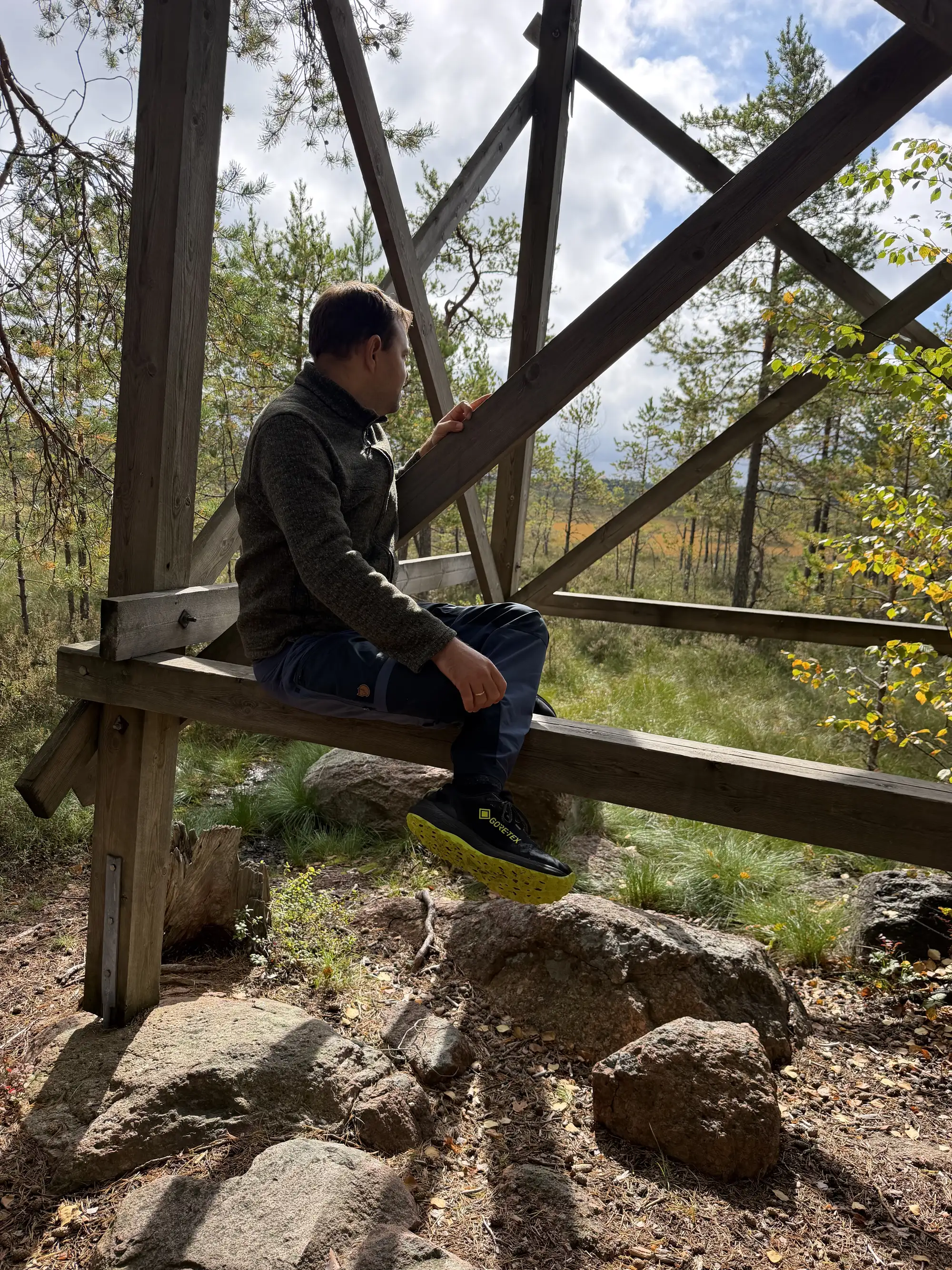 Eine Person am Nachdenken wie ihre nächste Reise wohl aussieht im Nationalpark Valkmusa