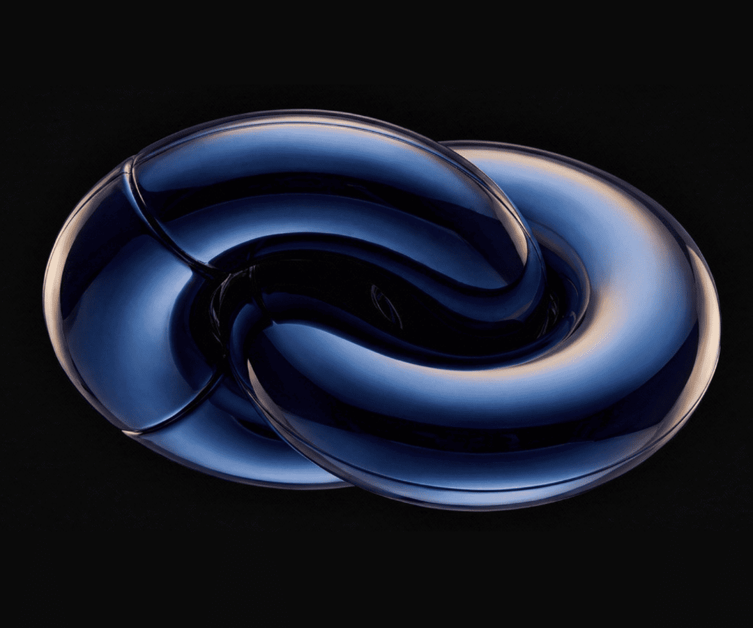 Glänzende, dunkelblaue, miteinander verflochtene ringförmige Skulptur vor schwarzem Hintergrund.