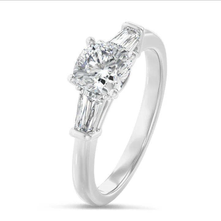 Bague solitaire en platine sertie d'un diamant central et de baguettes latérales, bijou en platine