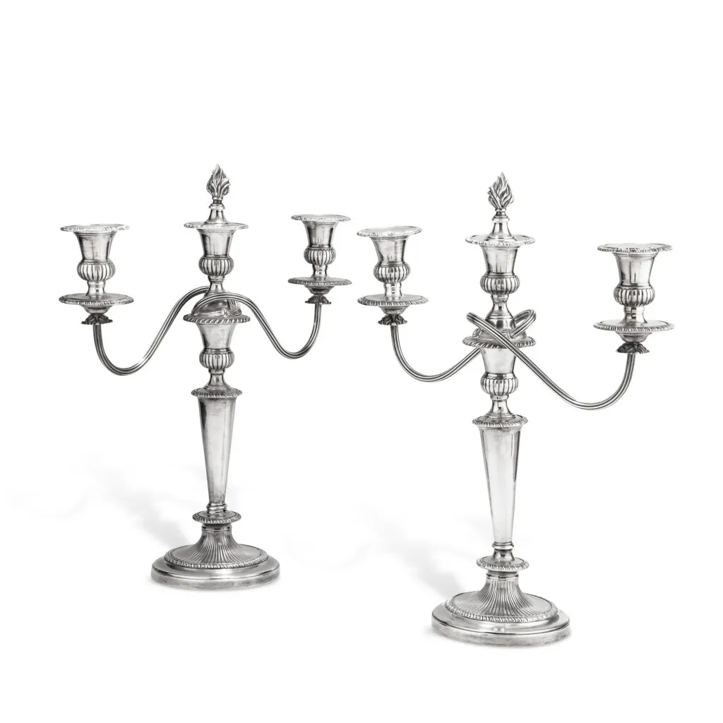 Paire de candélabres en argent sterling à deux bras avec fleurons en flamme, argenterie ancienne de collection