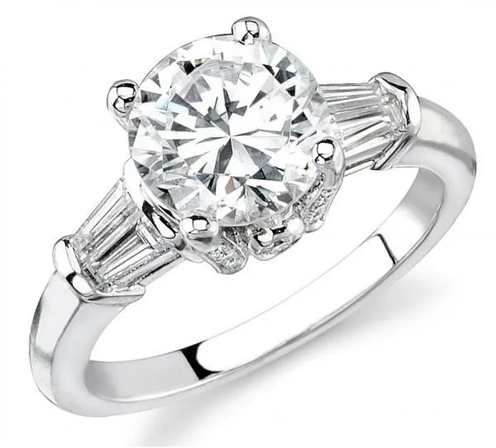 Bague en or blanc sertie d'un diamant rond central et de diamants baguettes, bijou serti