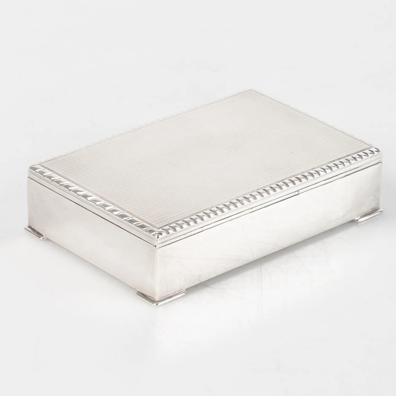 Boîte à couvercle en argent sterling guilloché sur petits pieds, objet en argent de collection