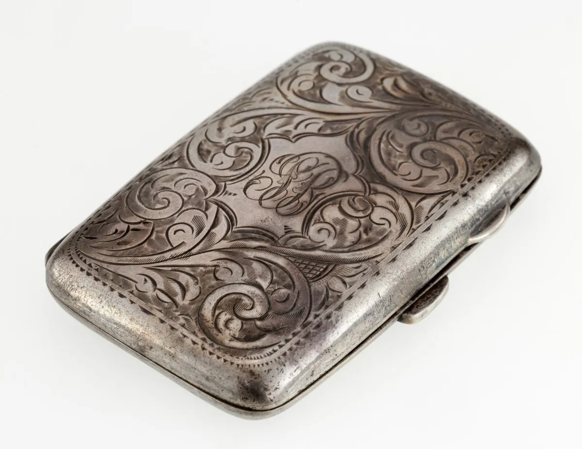 Étui à cigarettes en argent gravé de volutes avec monogramme, objet en argent ancien de collection