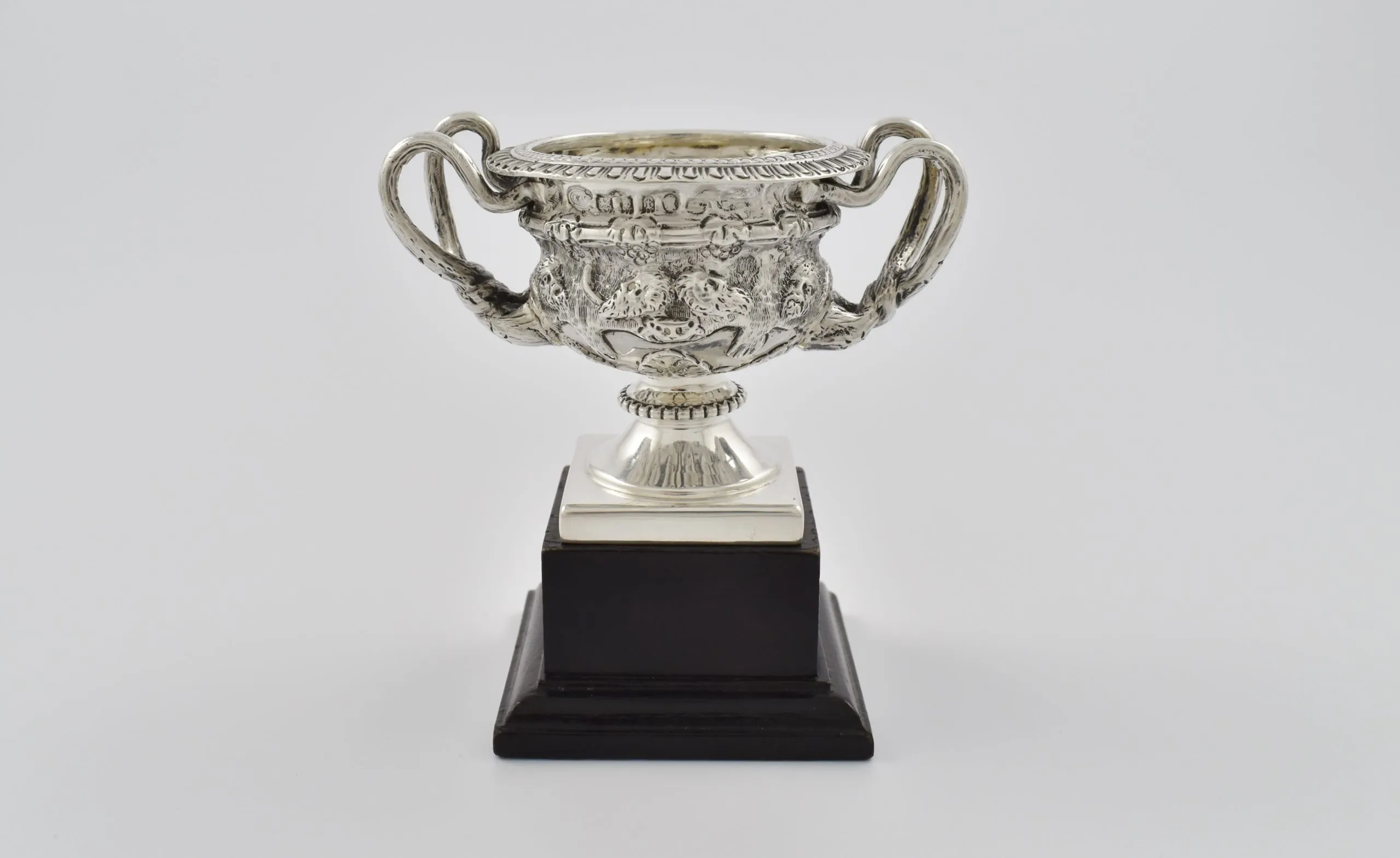 Coupe ornementale en argent sterling à anses et reliefs sur socle de bois, objet en argent de collection
