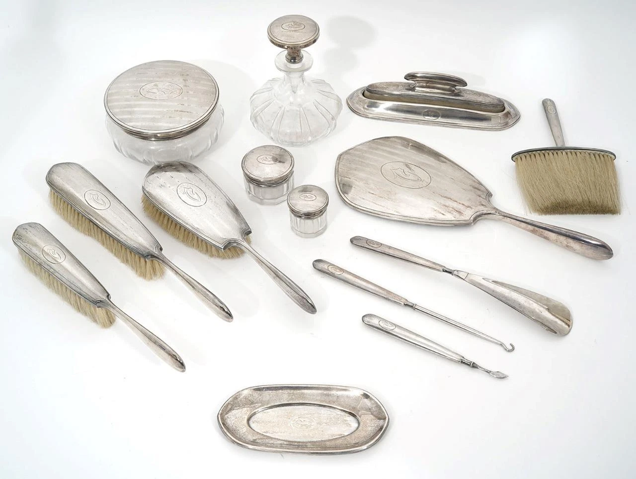 Ensemble de toilette en argent sterling, brosses miroir et pots monogrammés, argenterie de collection