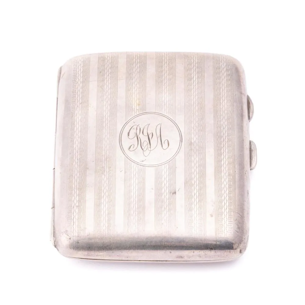 Étui à cigarettes en argent guilloché à monogramme central, objet en argent ancien de collection