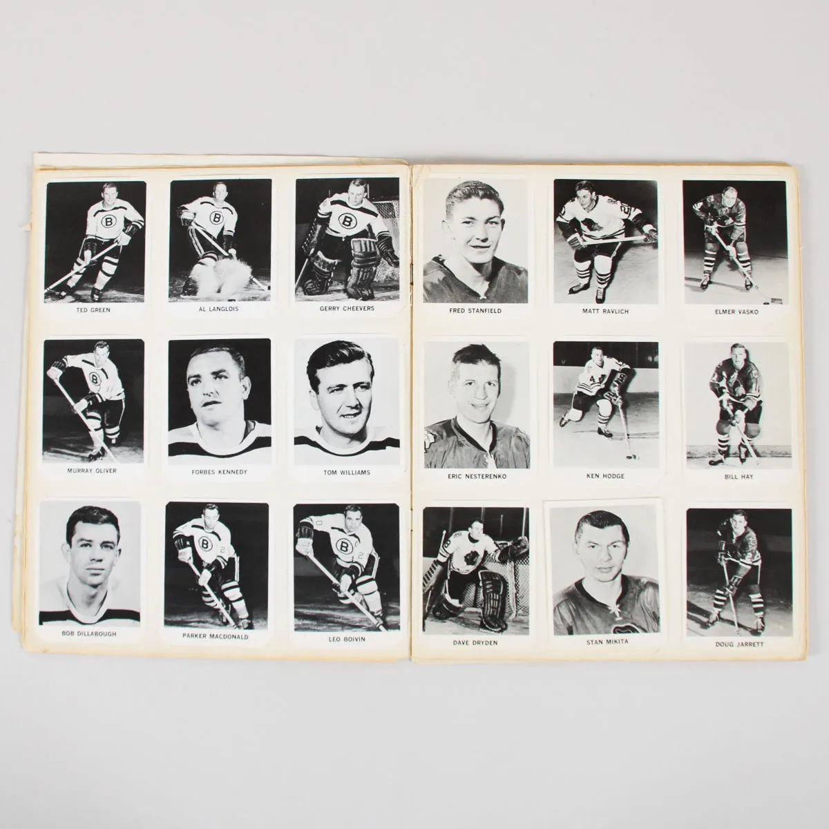Album ancien de photos de joueurs de hockey de la LNH, memorabilia sportif de collection