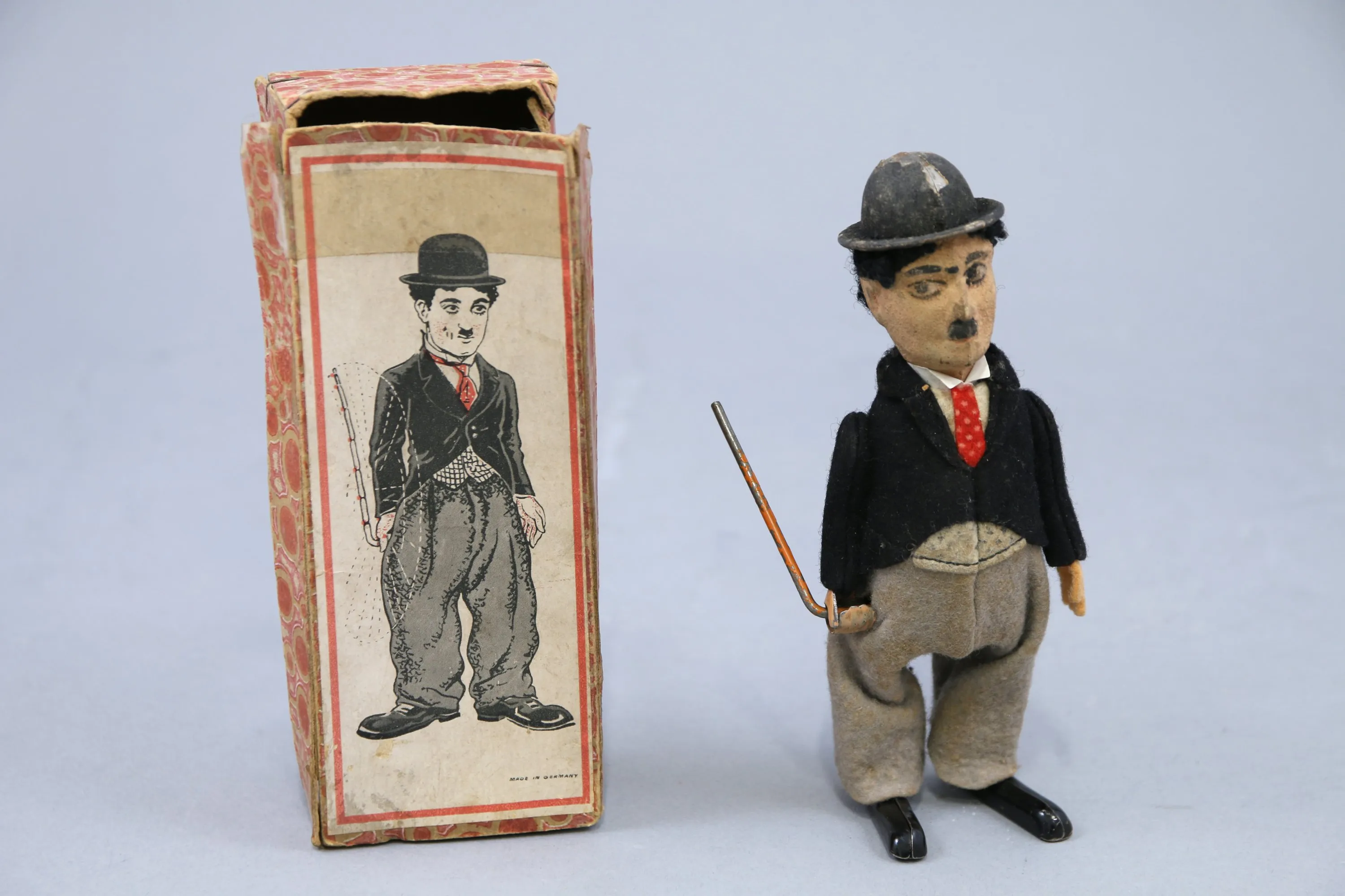 Figurine mécanique Charlie Chaplin en feutre avec canne et boîte d'origine, jouet de collection ancien