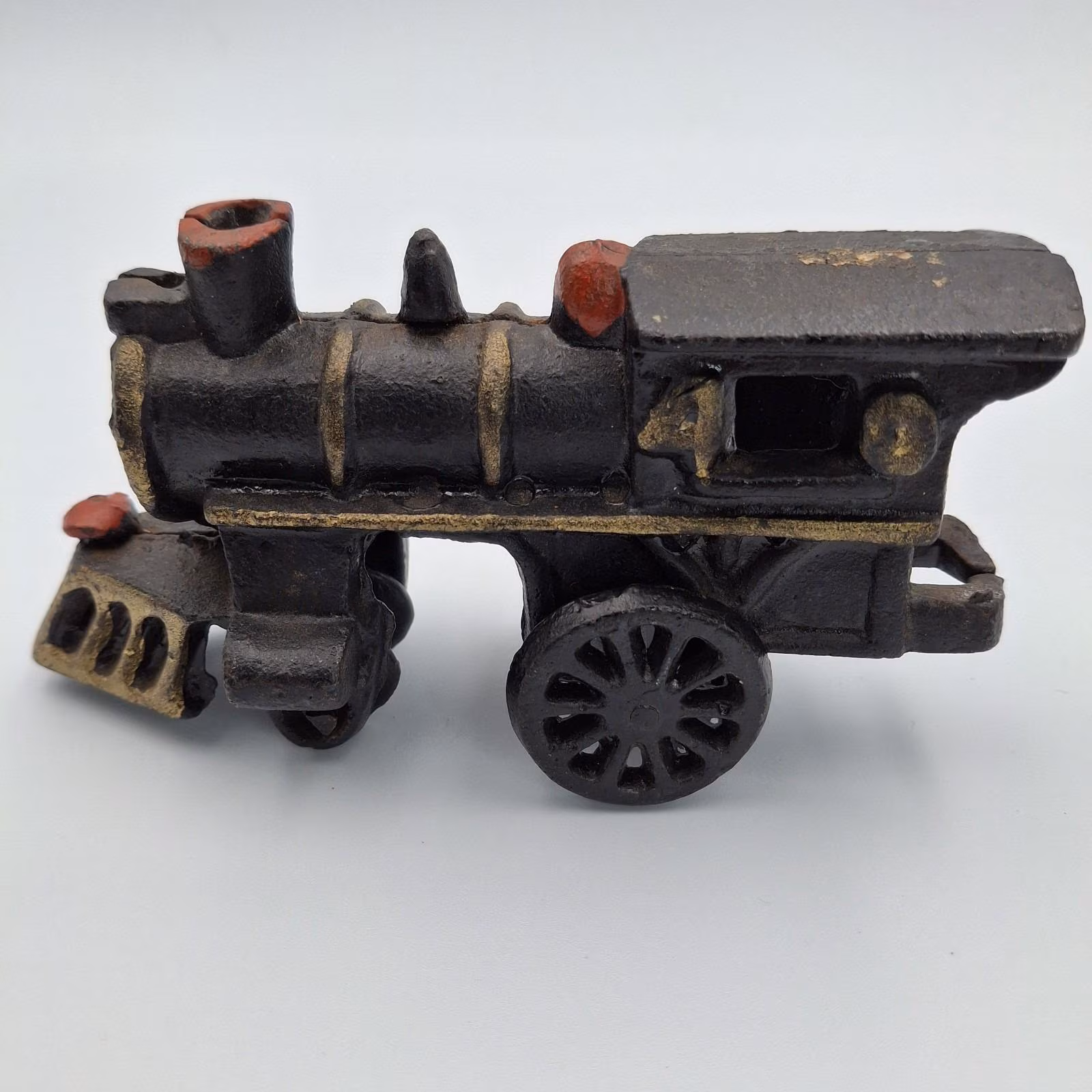 Locomotive à vapeur jouet en fonte noire avec détails dorés, jouet de collection ancien