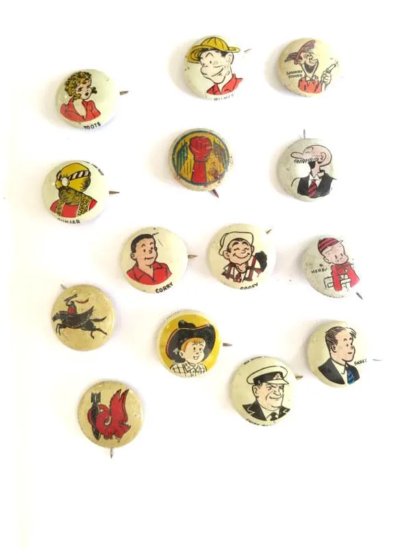 Lot de macarons anciens à l'effigie de personnages de bande dessinée, objets de collection