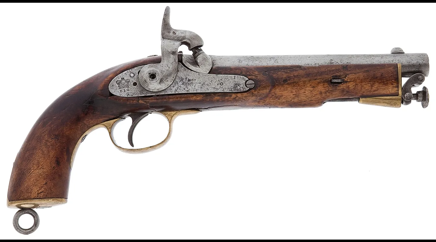 Pistolet à percussion ancien à crosse de bois et garnitures de laiton, platine gravée, arme antique de collection