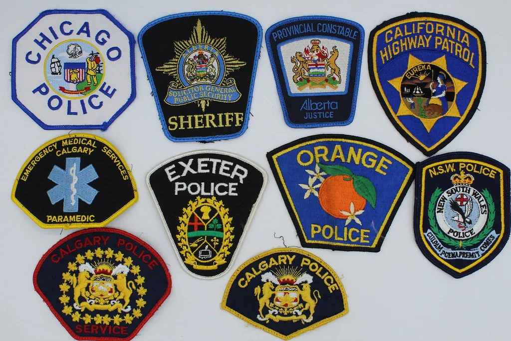 Lot d'écussons de police brodés de divers corps policiers nord-américains, souvenir militaire et policier