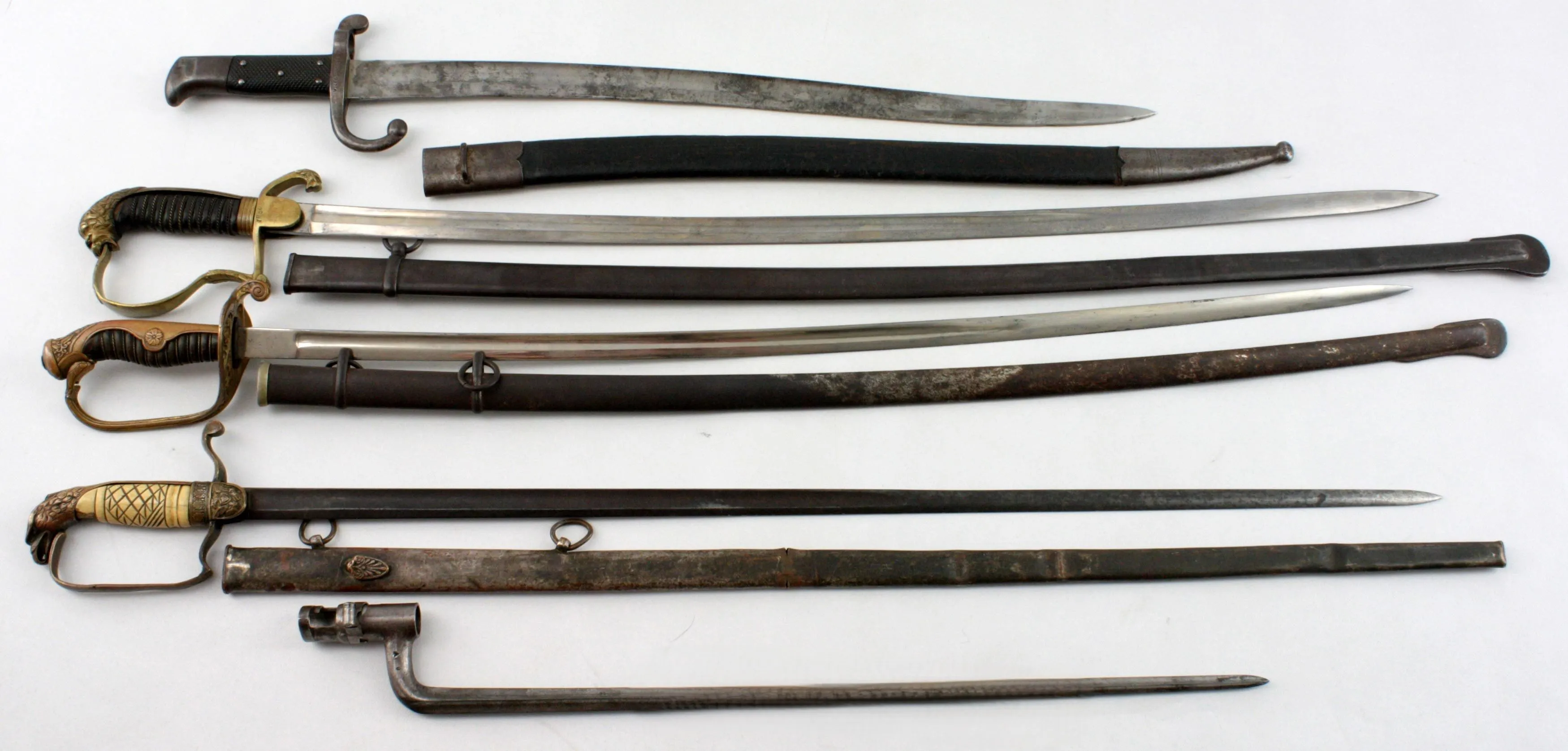 Lot de sabres et épées anciens avec fourreaux et baïonnette, armes antiques de collection militaria
